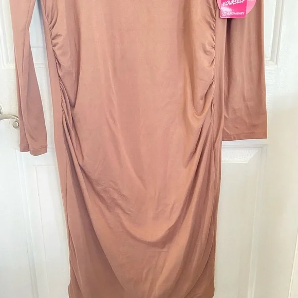 Heart & Hips Maternity Dress - Picture 6 of 14